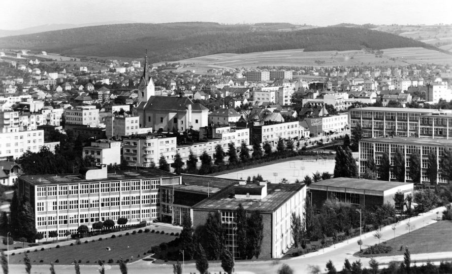 Pohled na školní čtvrť, v popředí Masarykovy školy, na jejichž místě dnes stojí Univerzitní centrum a Kongresové centrum